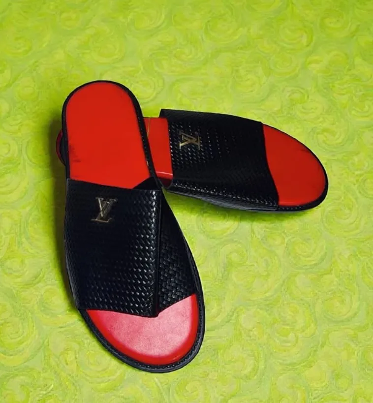 [0001] حذاء جلد أسود