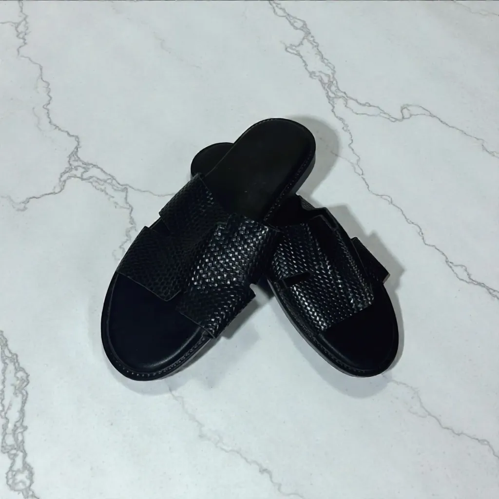 [006] حذاء أسود جلد مشكل